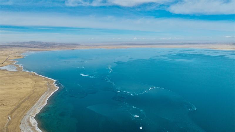 冬日青海湖 碎冰漂浮在湖面。宋忠勇攝